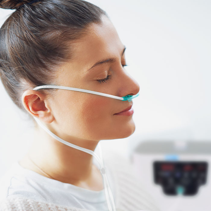 Frau inhaliert Wasserstoff